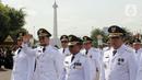 Keenam perwakilan kepala daerah ini secara simbolis menandatangani berita acara pelantikan. Dan kepada mereka juga akan disematkan tanda pangkat jabatan kepala daerah. (Liputan6.com/Herman Zakharia)