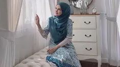 Menggunakan gamis bermotif warna hijau, penampilan sederhana Natalie Sarah ini pun sempat curi perhatian. Pasalnya, meski terlihat sederhana, ia tetap terlihat menawan dengan makeup flawless.  (Liputan6.com/IG/@natalie_sarahs)