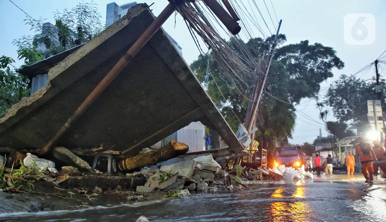 Beruntung saat peristiwa itu terjadi tidak ada warga yang melintas sehingga tidak ada korban. (Liputan6.com/Angga Yuniar)