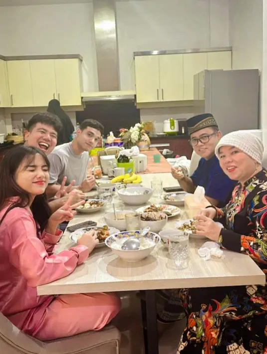 Atau jika kamu memiliki agenda acara bukber di rumah, penampilan manis Fuji pakai piyama pink ini bisa jadi inspirasi. [Foto: Instagram/fuji_an]