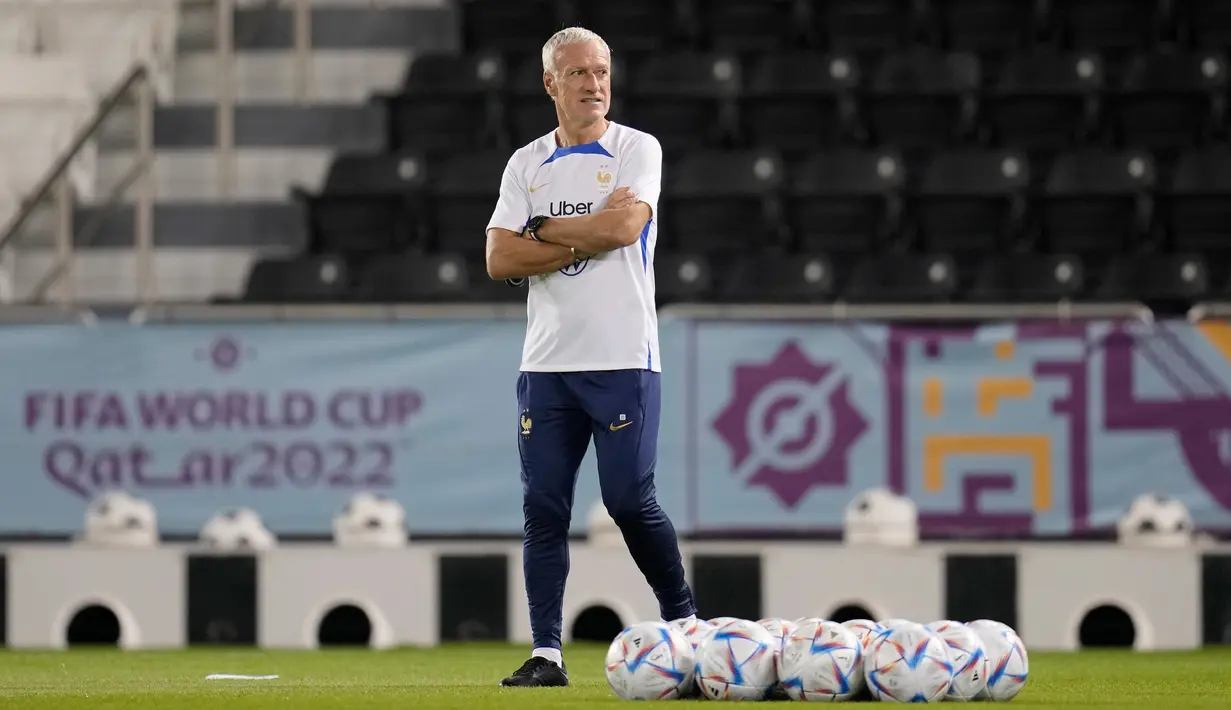 Pelatih Prancis Didier Deschamps tiba untuk sesi latihan di Stadion Jassim Bin Hamad, Doha, Qatar, 8 Desember 2022. Prancis akan melawan Inggris dalam pertandingan sepak bola perempat final Piala Dunia 2022 pada 10 Desember. (AP Photo/Christophe Ena)