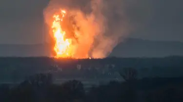 Kobaran api terlihat saat terjadi ledakan di pusat pipa gas di Baumgarten, Austria, (12/12). Ledakan tersebut dilaporkan menewaskan satu orang dan melukai puluhan lainnya. (AFP Photo/Tomas Hulik)