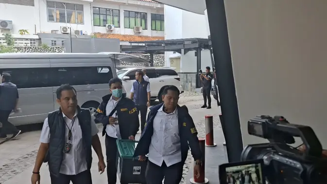 Polisi Angkut Barang Bukti Kasus Febrie Adriansyah ke Kejagung