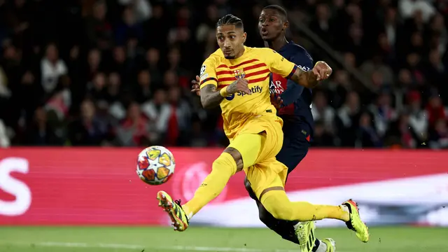 Foto: Aksi Gemilang Rapinha, Borong 2 Gol Bawa Barcelona Bungkam PSG di Liga Champions