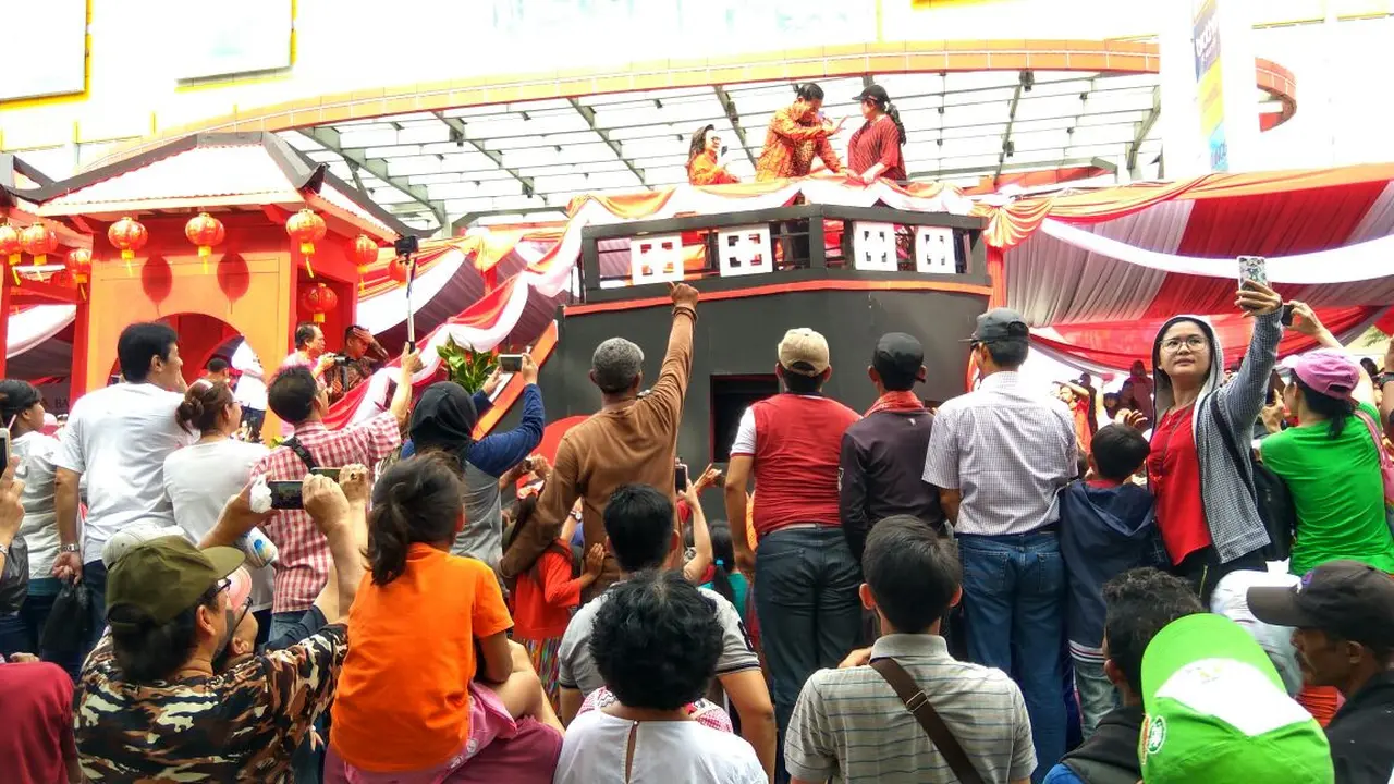 Menteri PMK menaiki kendaraan dengan bentuk Kapal Laksaman Ceng Ho di gelaran Cap Go Meh