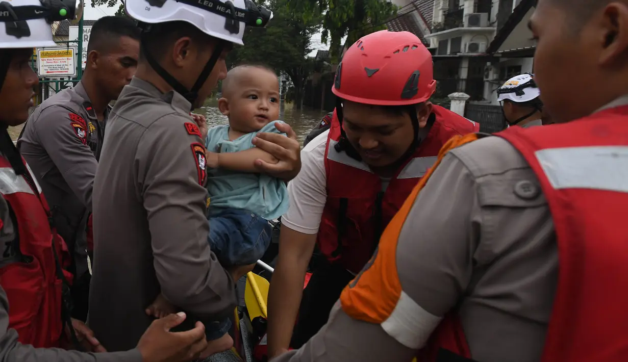 Salah satu warga mengatakan ketinggian air naik mulai pukul 03.30 WIB atau saat sebagian besar warga sedang sahur. (merdeka.com/Arie Basuki)