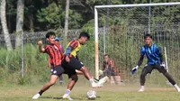 Bek Arema, Syaeful Anwar menghadang laju Rifad Marasabessy dalam latihan Arema FC hari Senin (29/05/2023). (Iwan Setiawan/Bola.com)