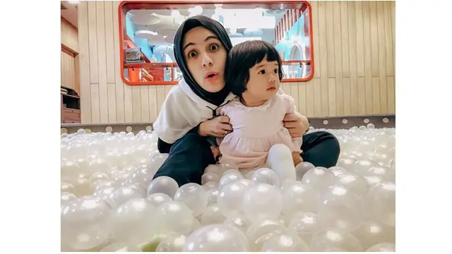Sejak kehadiran anak-anaknya, Nycta Gina memang mulai membatasi aktivitasnya di dunia entertaintment.