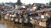 Deretan permukiman penduduk semi permanen di bantaran Sungai Ciliwung, Jakarta, Senin (5/10/2020). Pemprov DKI mencatat kenaikan angka kemiskinan Jakarta sebesar 1,11 persen menjadi 4,53 persen pada bulan September 2020 karena terdampak pandemi COVID-19. (Liputan6.com/Immanuel Antonius)