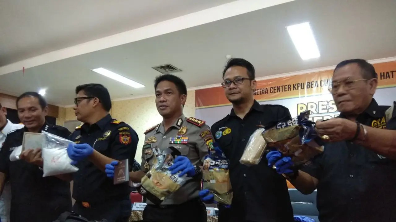 Bea Cukai Bandara Soekarno Hatta merilis temuan ketamine di bungkus kopi (Liputan6.com/Pramita Tristiawati)