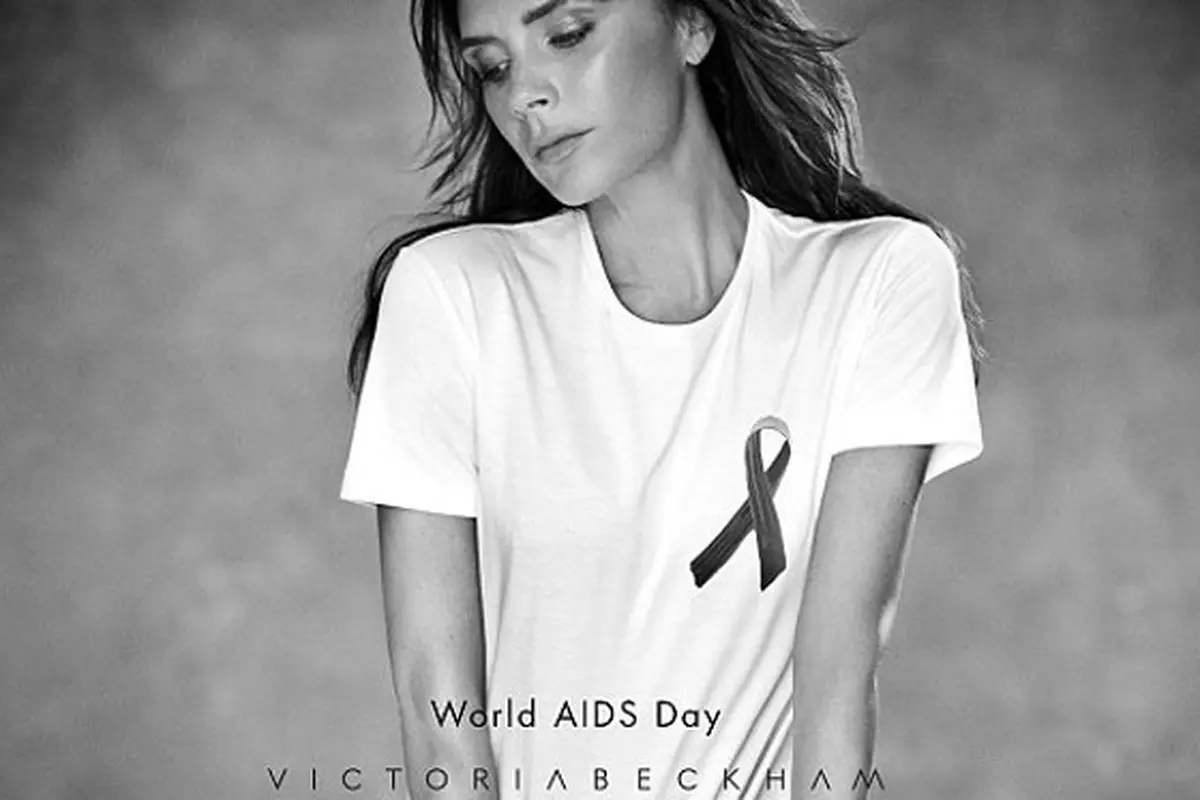 Peringati Hari AIDS Sedunia,Victoria Beckham Jual Kaos untuk Amal