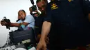 Menteri ESDM Ignasius Jonan memantau aktivitas Gunung Anak Krakatau dari Pos Pantau di Serang, Banten, Jumat (28/12). Kunjungan Menteri Jonan sekaligus memberikan semangat kepada petugas jaga di pos pantau tersebut. (Merdeka.com/Imam Buhori)