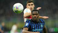 Pemain Inter Milan Ange-Yoan Bonny (depan) berebut bola dengan pemain Genoa Johan Vasquez pada laga Serie A/Liga Italia antara Inter vs Genoa di Milan, Italia, Sabtu, 28 Februari 2026. (AP Photo/Antonio Calanni)