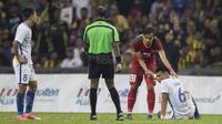 Bek Timnas Indonesia, Rezaldi Hehanusa, mengulurkan tangan membantu pemain Malaysia yang kesakitan saat laga semifinal SEA Games di Stadion Shah Alam, Selangor, Sabtu (26/8/2017). Indonesia kalah 0-1 dari Malaysia. (Bola.com/Vitalis Yogi Trisna)