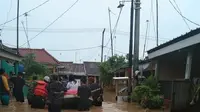 Posko banjir Badan Penanggulangan Bencana Daerah Kabupaten Karawang mencatat, jumlah pengungsi korban banjir di wilayah Karawang mencapai 812 orang. (Liputan6.com/ Abramena)