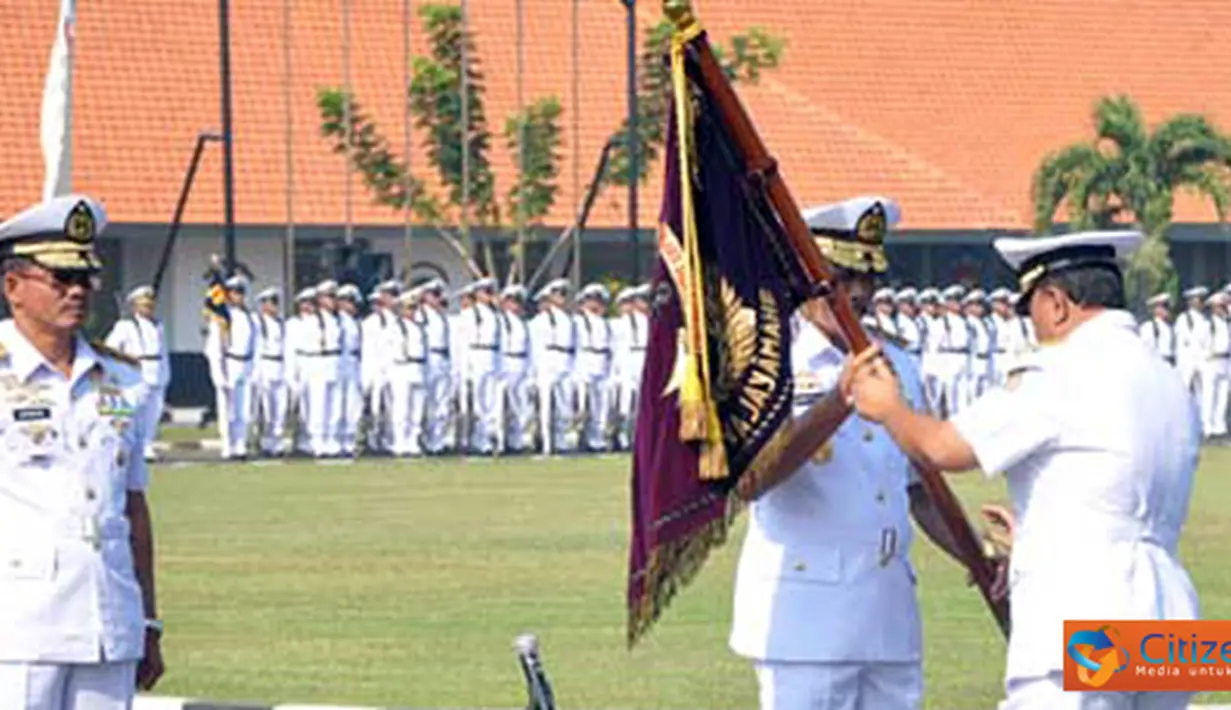 Citizen6, Surabaya: Jabatan Dankobangdikal diserahterimakan dari Laksamana Muda TNI Sadiman kepada penggantinya Laksma TNI Djoko Teguh Wahojo, Selasa, (19/6). (Pengirim: Penkobangdikal)