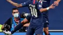 Para pemain Paris Saint-Germain (PSG) berselebrasi di akhir pertandingan setelah menang atas RB Leipzig pada semifinal Liga Champions di Estadio da Luz, Lisbon, Selasa (18/8/2020). PSG melaju ke final Liga Champions setelah mengalahkan Leipzig tiga gol tanpa balas. (David Ramos/Pool Photo via AP)