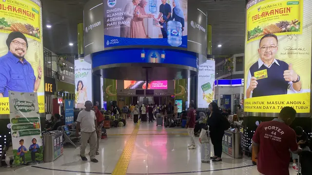 Hiruk-pikuk Stasiun Gambir Jakarta di musim mudik Lebaran, Rabu (18/3/2026). (Liputan6.com/Christian)