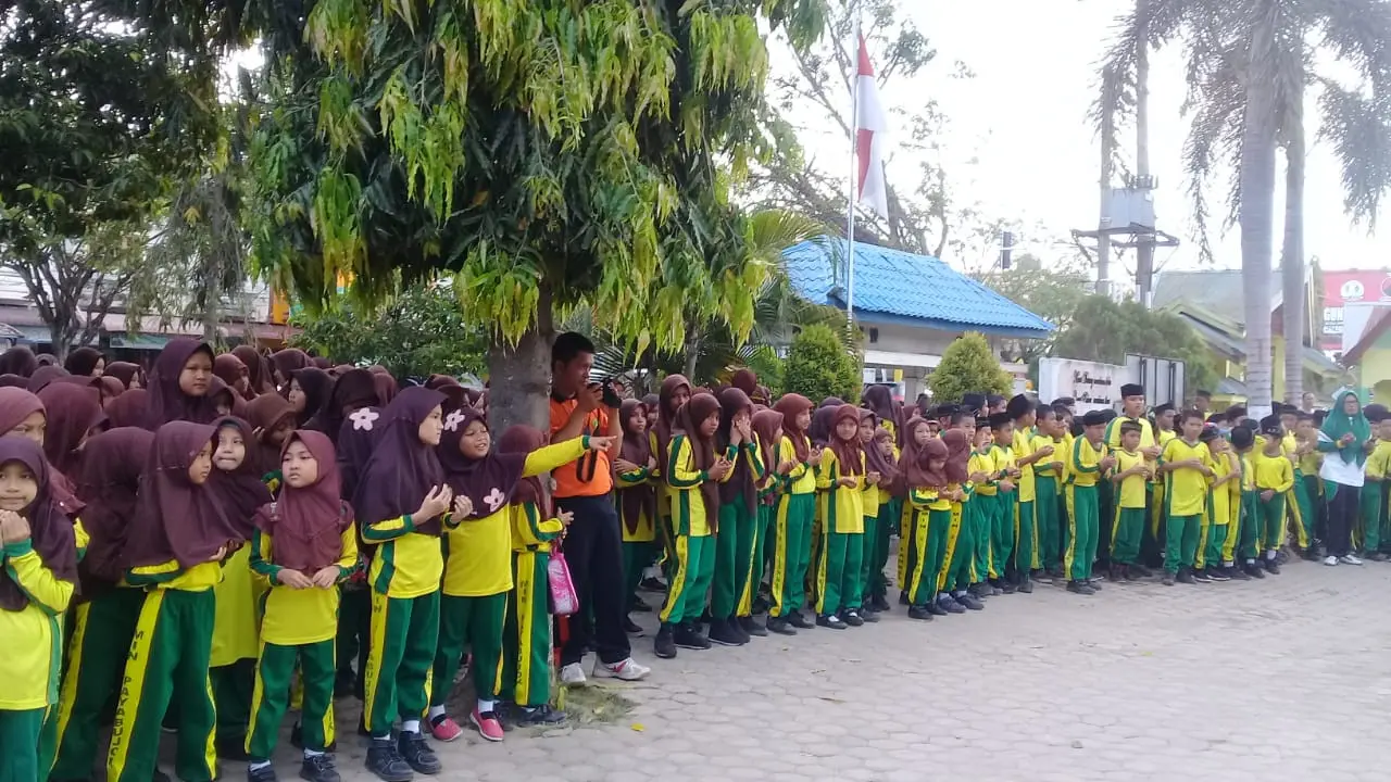 Anak-anak tukar sampah dengan snack