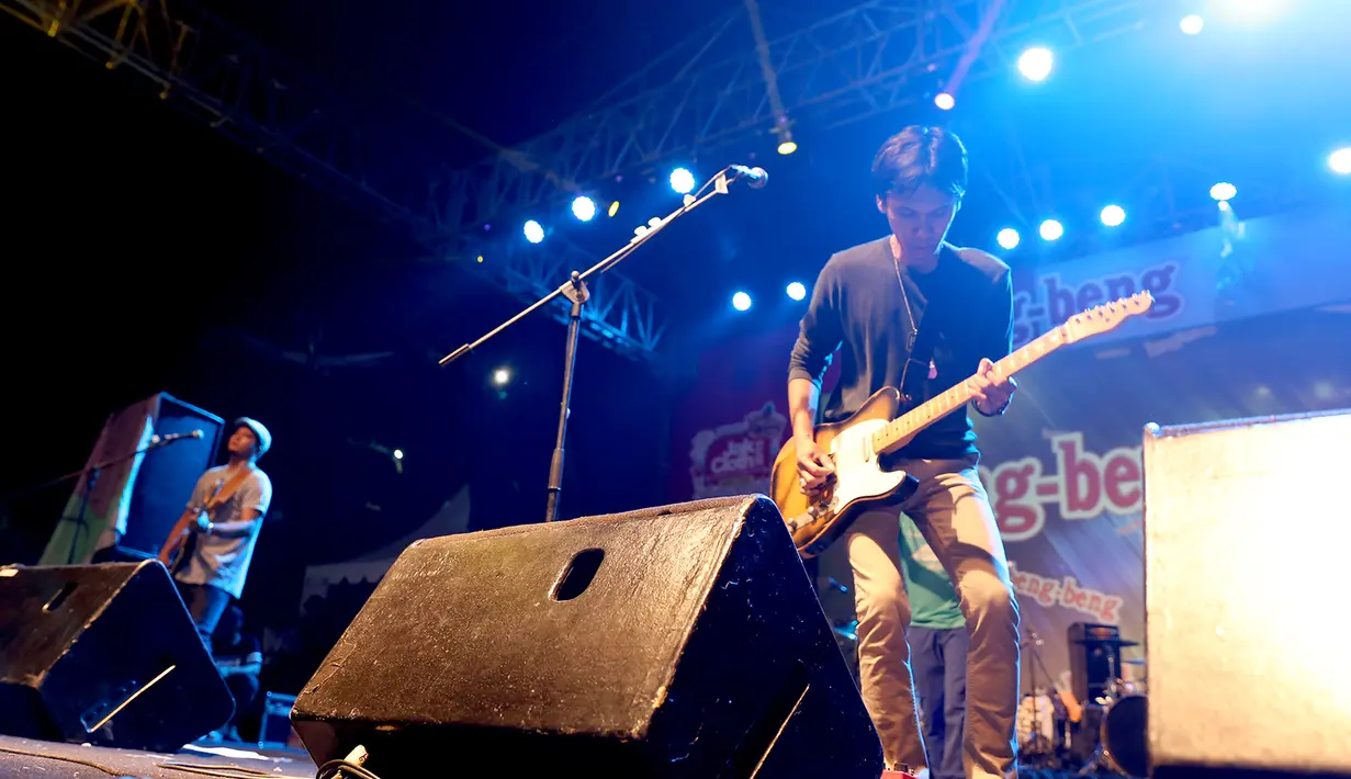 Lagu ‘Hari Bersamanya’ pun menjadi penutup penampilan Sheila On 7 di acara JakCloth. Aksi panggung band yang sudah hampir berusia 20 tahun ini berhasil membuat ‘weekend’ pada penonton menjadi asyik. (Andy Masela/Bintang.com)