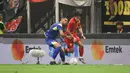 Arlyansyah Abdulmanan (kanan) berhasil melewati pemain Arema FC dalam laga persahabatan melawan Persija Jakarta yang diselenggarakan di markas kebanggaan Macan Kemayoran, Jakarta International Stadium (JIS), Sabtu (26/7/2025). (Bola.com/Abdul Aziz)