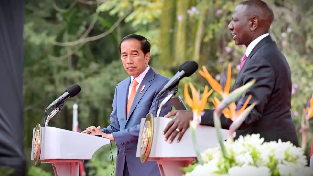 Presiden Joko Widodo atau Jokowi dengan  Presiden Republik Kenya William Ruto