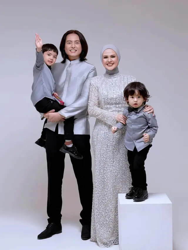 6 Gaya Retro Dua Putra Good Looking Roger Danuarta dan Cut Meyriska, Parasnya Disebut bak Idol KPop