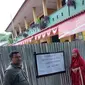 SDN Bantargebang V Kota Bekasi disegel pihak ahli waris menggunakan pagar seng. Imbasnya, ratusan murid terpaksa belajar daring. (Liputan6.com/Bam Sinulingga)