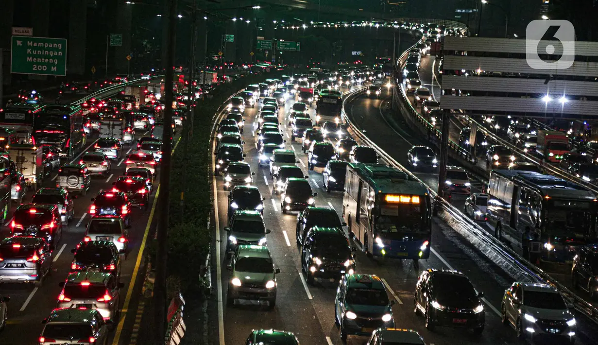 Sejumlah kendaraan terjebak kemacetan di Tol Dalam Kota, Jakarta, Rabu (18/5/2022). Meningkatnya volume kendaraan di Ibu Kota terjadi karena sejumlah pegawai telah kembali kerja dari kantor atau work from office (WFO). (Liputan6.com/Faizal Fanani)