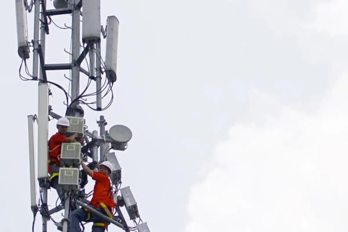 Petugas teknisi Telkomsel sedang melakukan pengecekan perangkat BTS.