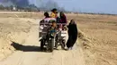 Warga  melarikan diri dari rumah mereka karena bentrokan antara pasukan keamanan Irak dengan militas ISIS di kota Hit, provinsi Anbar, (5/4/2016). (REUTERS/Stringer)