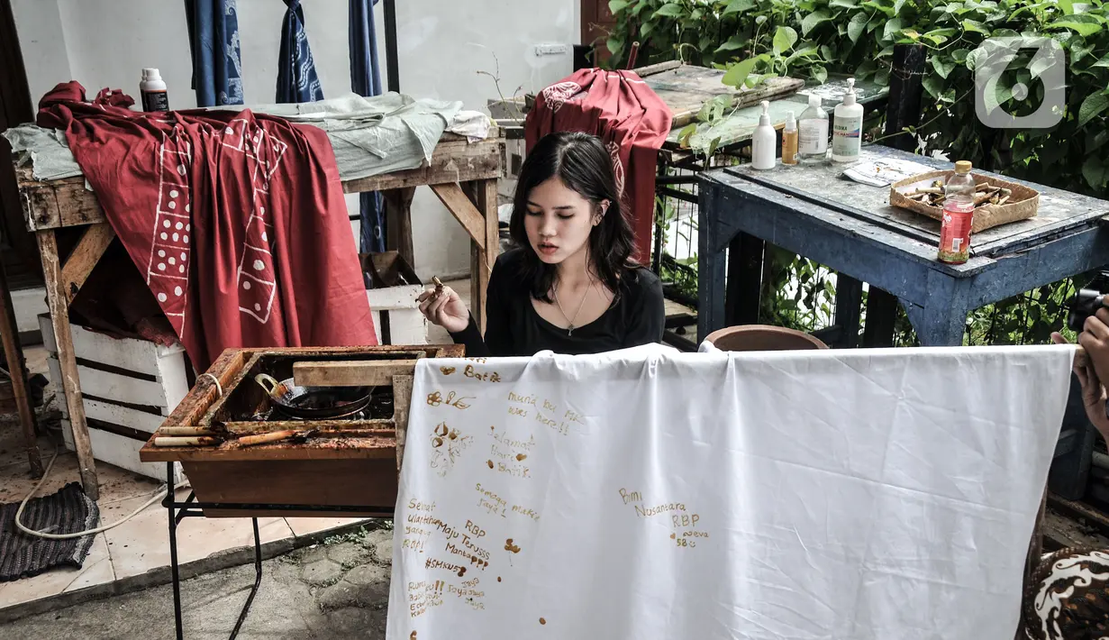 Pengunjung belajar membatik di Rumah Batik Palbatu, Jakarta, Minggu (2/10/2022). Dalam rangka memeriahkan Hari Batik Nasional, Rumah Batik Palbatu menggelar pelatihan membatik kepada masyarakat umum sebagai upaya meningkatkan minat terutama bagi generasi milenial dalam melestarikan seni kriya tersebut. (merdeka.com/Iqbal S. Nugroho)