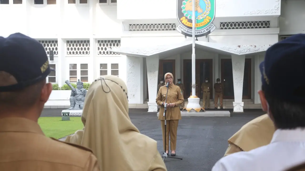 Bupati Banyuwangi  Ipuk Fiestiandani memberikan arahan dalam apel pertama masuk kerja 2023. (Istimewa).