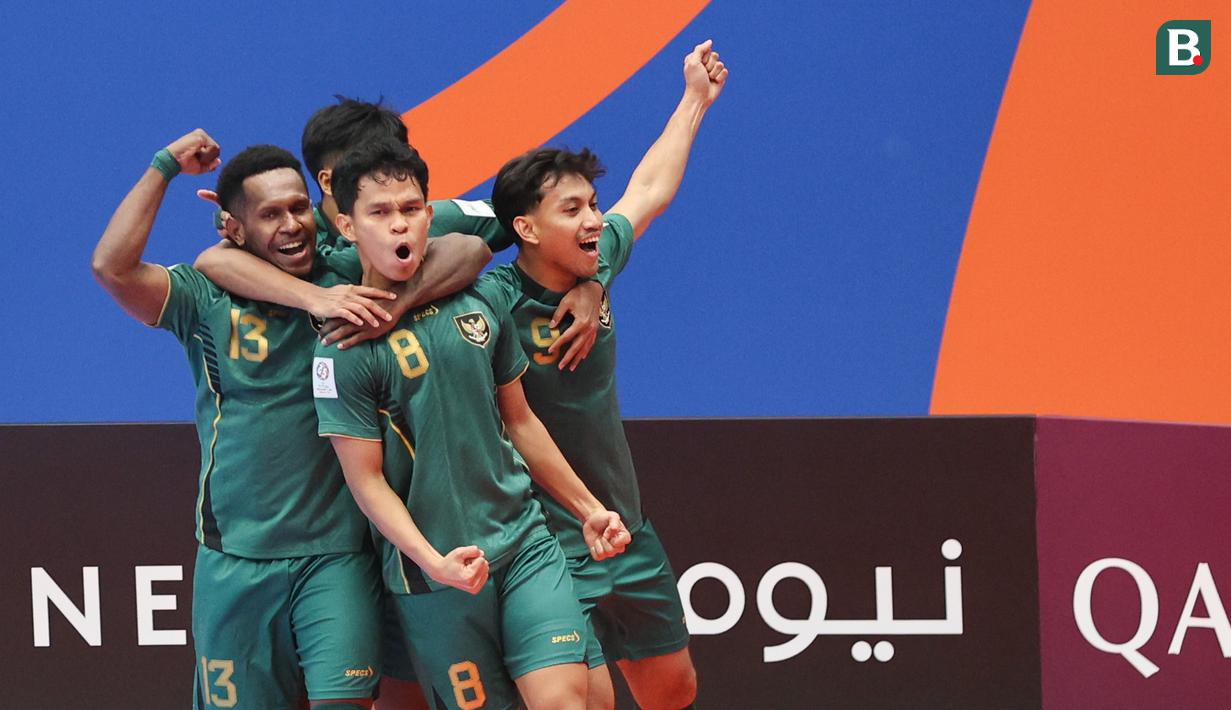 Para pemain Timnas Futsal Indonesia merayakan gol yang dicetak oleh Ardiansyah Nur dalam laga perempat final Piala Asia Futsal 2026 melawan Vietnam di Indonesia Arena, Senayan, Jakarta, Selasa (03/02/2026). (Bola.com/Bagaskara Lazuardi)