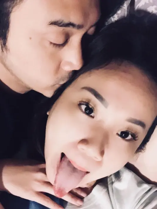 Meski jarang terlihat, tapi pasangan ini kerap membagikan momen kemesraannya melalui akun instagramnya masing-masing. [Instagram/viiandrean]