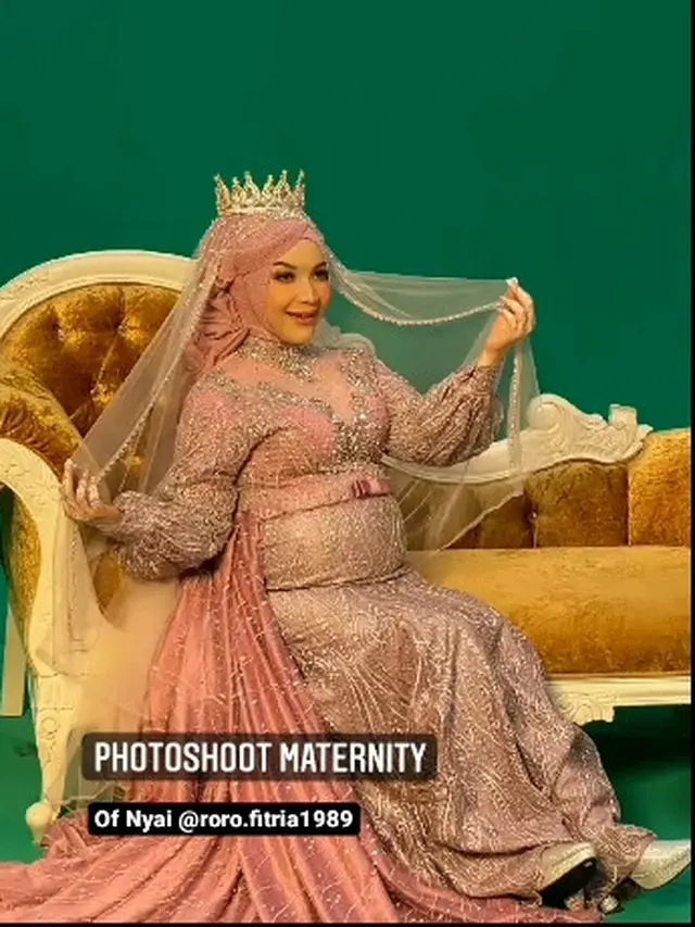 7 Potret Maternity Shoot Roro Fitria dengan Berbagai Tema, Menawan