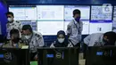 <p>Petugas memperhatikan cctv jalur mudik melalui layar command centre sebagai pusat informasi mudik 2022 di Gedung Kemenhub, Jakarta, Senin (25/5/2022). Command centre ini bisa berkoordinasi dengan cepat tanggap terkait dengan situasi yang ada dan masyarakat nantinya akan mendapatkan kemudahan dalam mengakses informasi. (Liputan6.com/Faizal Fanani)</p>