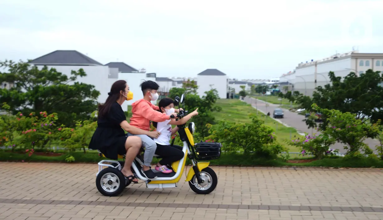 Warga menaiki skuter listrik saat menikmati sore di Pulau Maju, Jakarta, Sabtu (26/2/2022). Pulau Maju adalah sebuah pantai Reklamasi Jakarta yang menghubungkan laut jawa masih dalam kawasan PIK.  (merdeka.com/Imam Buhori)