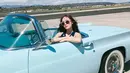 Menikmati liburan musim panas di Los Angeles, Amerika Serikat, begini style Jessica yang bisa kamu tiru. Dengan balutan Top Shirt Navy dan sunglasses, Jessica terlihat feminim dan fresh.(Liputan6.com/IG/@jessica.syj)