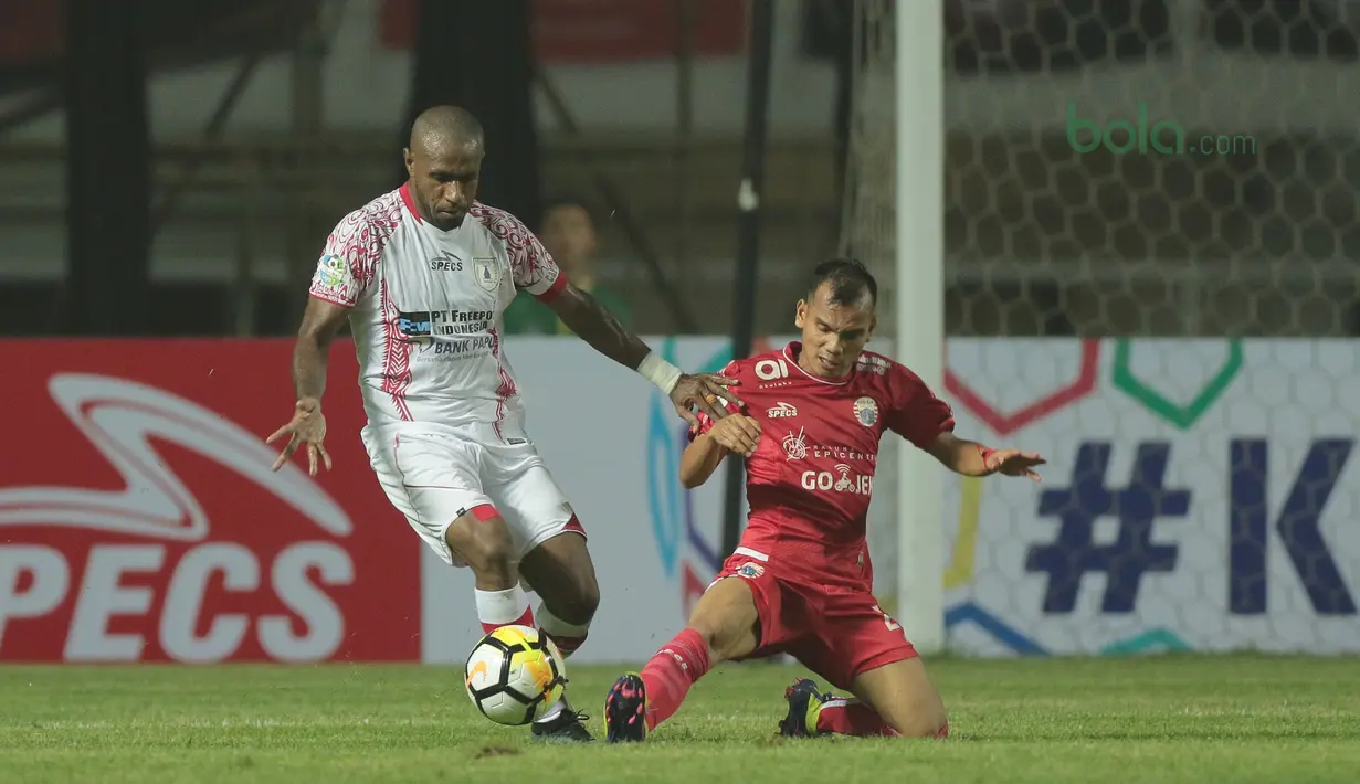 Duel pemain Persija Jakarta, Riko Simanjuntak (kanan) dan  Boaz Solossa pada lanjutan Liga 1 Gojek bersama Bukalapak di Stadion Pakansari, Bogor, (25/5/2018).  Persija menang 2-0. (Bola.com/Nick Hanoatubun)