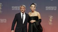 Sean Penn dan Valeria Nicov di Marrakech International Film Festival ke-21 di Maroko pada Sabtu, 30 November 2024. (dok. AFP)