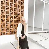 Pashmina earth tone, dapat dipadukan dengan long cardigan dan dress seperti hitam seperti Dinda Hauw ini. (Dok. Instagram @dindahw)