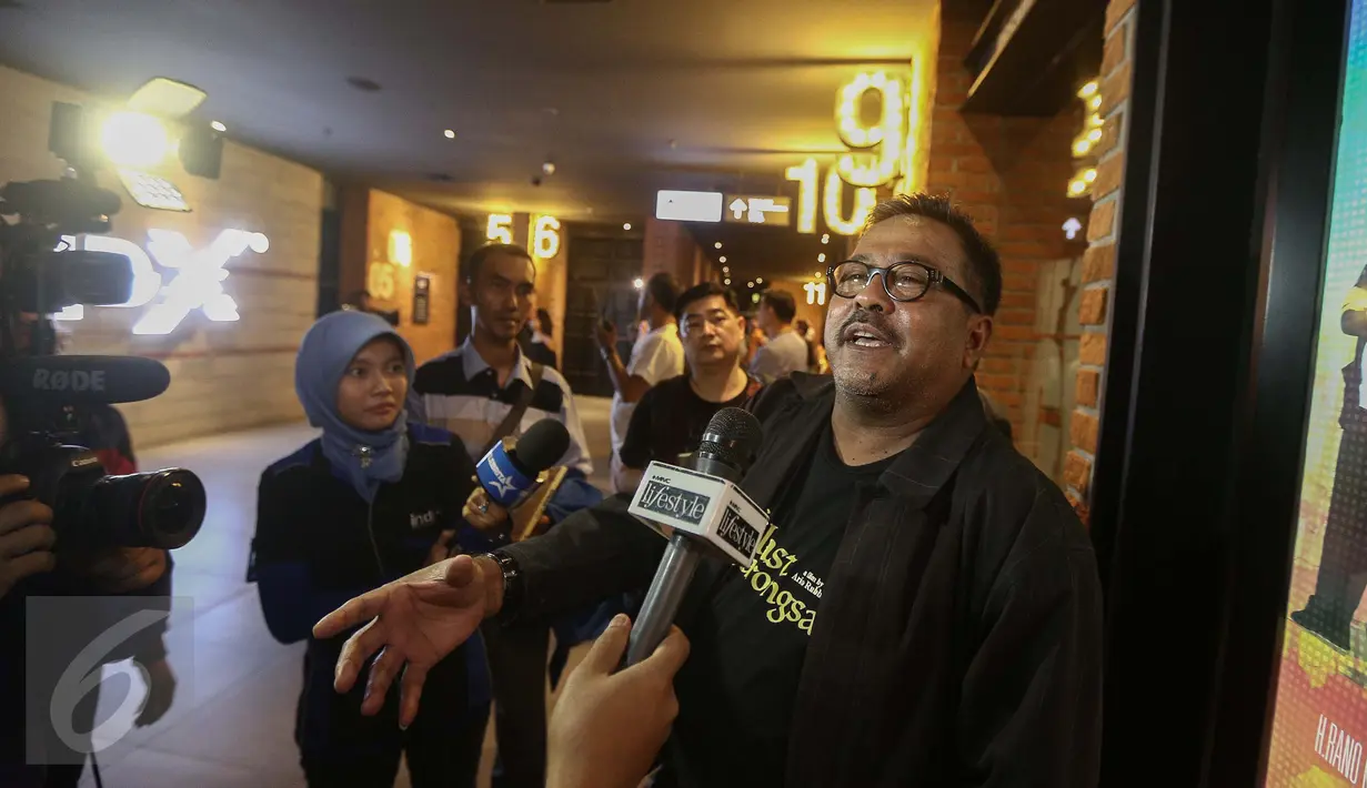 Calon Gubernur Banten Rano Karno memberi keterangan kepada awak media usai menghadiri  pemutaran perdana Film berjudul ‘The Last Barongsai’ di Jakarta, Jumat (20/1). (Liputan6.com/Faizal Fanani)