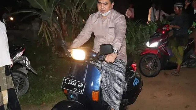 Vespa tua kendaraan Gus Yasin dan santri sambangi warga di perbatasan Jateng dan Jatim di bulan Ramadhan. (Foto: Liputan6.com/Felek Wahyu)
