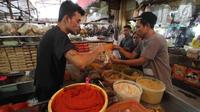 Pedagang melayani seorang pembeli di Pasar Kebayoran Lama, Jakarta, Selasa (3/4). Badan Pusat Statistik juga mencatat inflasi tahun ke tahun (year on year) mencapai 3,4 persen. (Liputan6.com/Angga Yuniar)