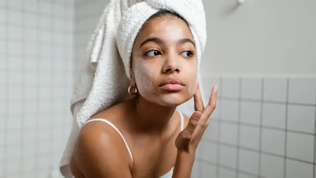 Jadi Perdebatan, Ini 4 Alasan Tidak Boleh Melewatkan Skincare di Malam Hari