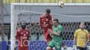 Pemain Semen Padang, Cassio De Jesus, duel udara dengan pemain Bhayangkara, Paulo Sergio Pada laga lanjutan Liga 1 Indonesia di Stadion Patriot, Bekasi, Sabtu (20/05/2017). Bhayangkara FC menang 1-0. (Bola.com/M Iqbal Ichsan)