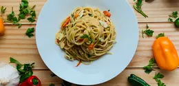 Pasta, saus tomat, keju, dan minyak zaitun bisa menjadi awal untuk membuat menu rumahan ala Italia tanpa proses memasak yang panjang. (Foto/Dok: Pexels)