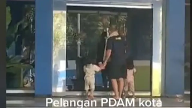 Protes Air Mati 3 Hari di Rumahnya, Pria Boyong Anak Istri Mandi di Kantor PDAM