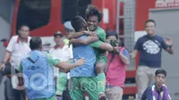 Pemain Bhayangkara FC, Ilham Udin Armaiyn, melakukan selebrasi usai mencetak gol ke gawang Semen Padang pada laga lanjutan Liga 1 Indonesia di Stadion Patriot, Bekasi, Sabtu (20/05/2017). Bhayangkara FC menang 1-0. (Bola.com/M Iqbal Ichsan)